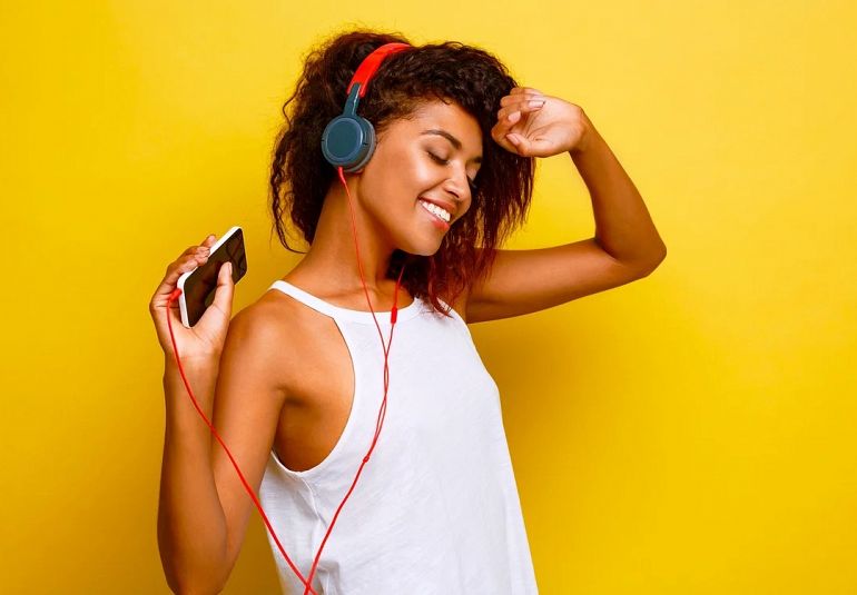 наушники дня н663. странные наушники. с днем наушника. наушники на деревянном фоне. наушники.