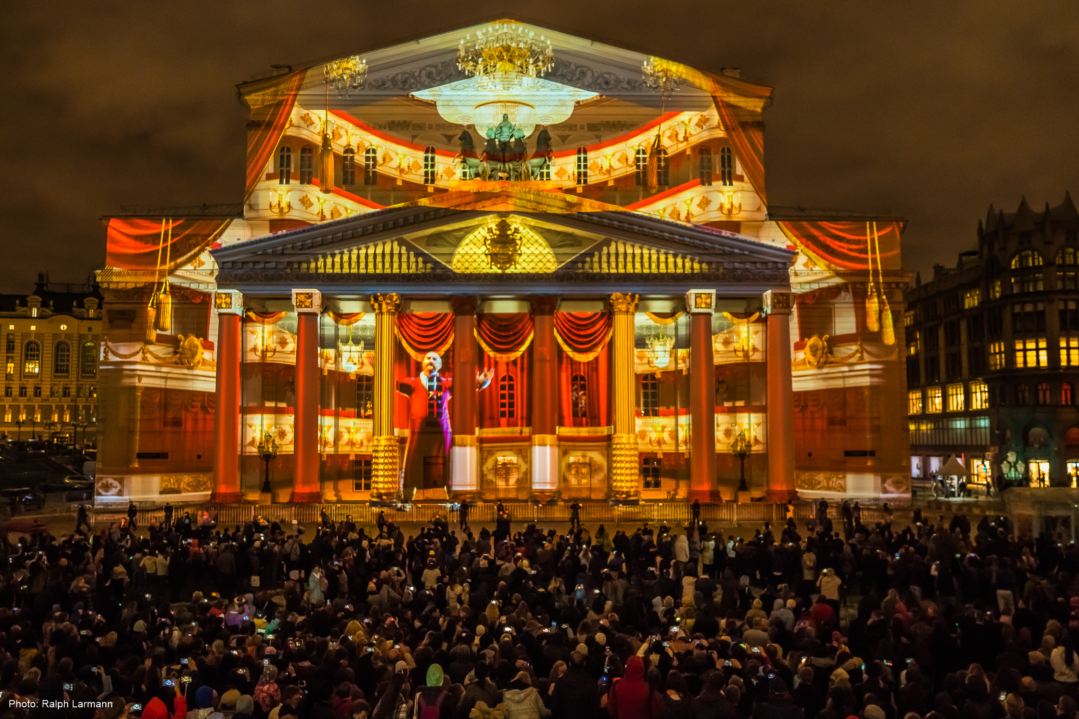 «Круг света»: Театральная площадь