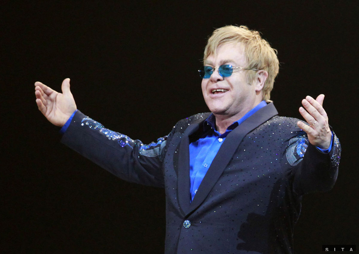 Элтон Джон снова перенес концерт