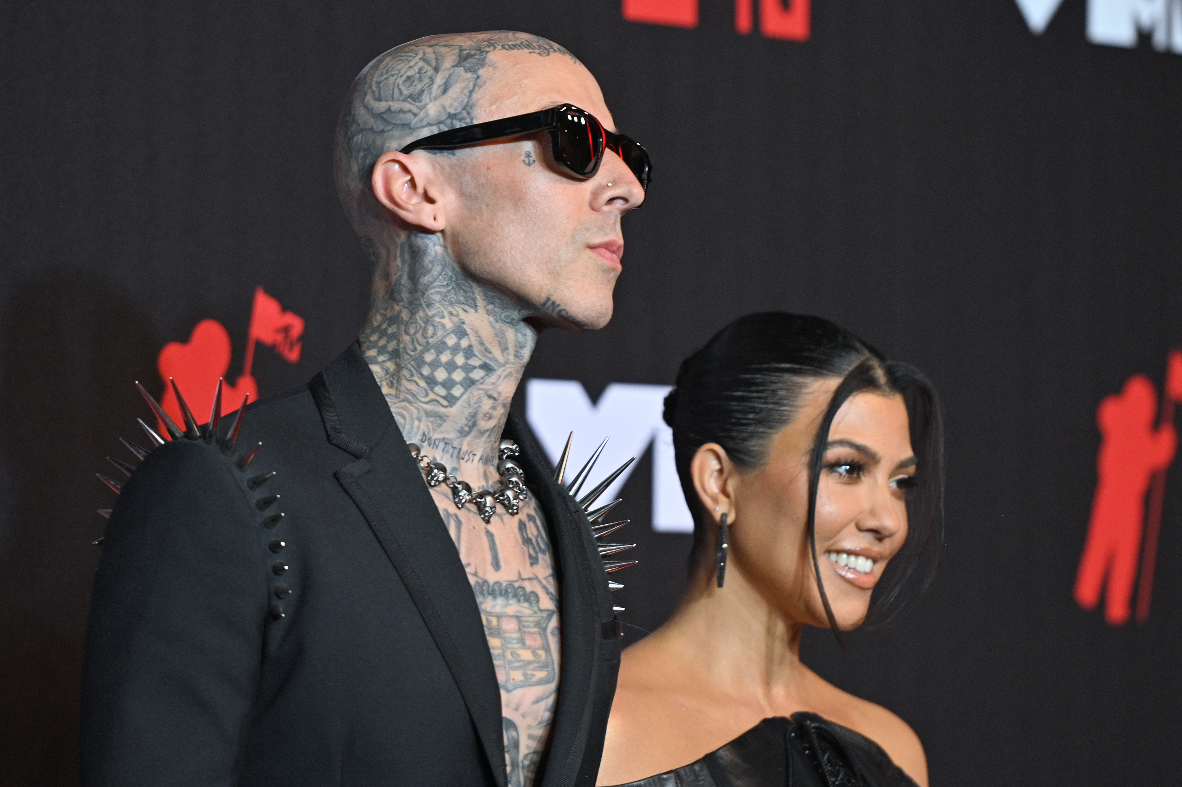 Обручились