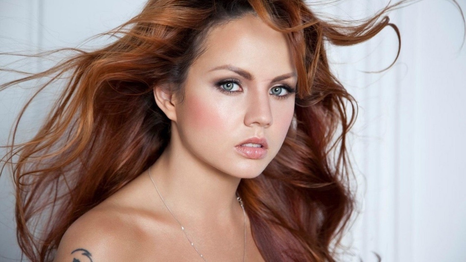 Певица Максим издает свою первую книгу